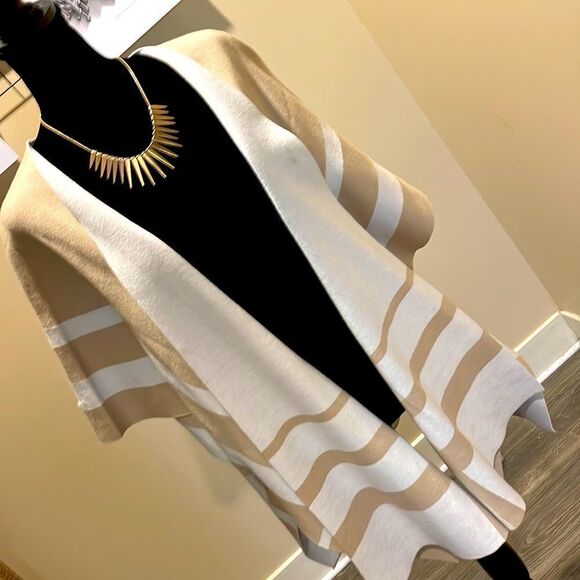 🎉 HP 🎉 Liz Claiborne Wrap in Beige Cream Poncho - Picture 4 of 12